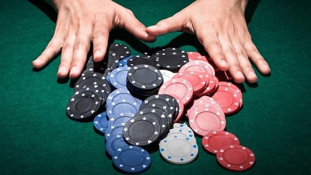 Làm giàu từ poker bằng cách chơi game bài Poker online